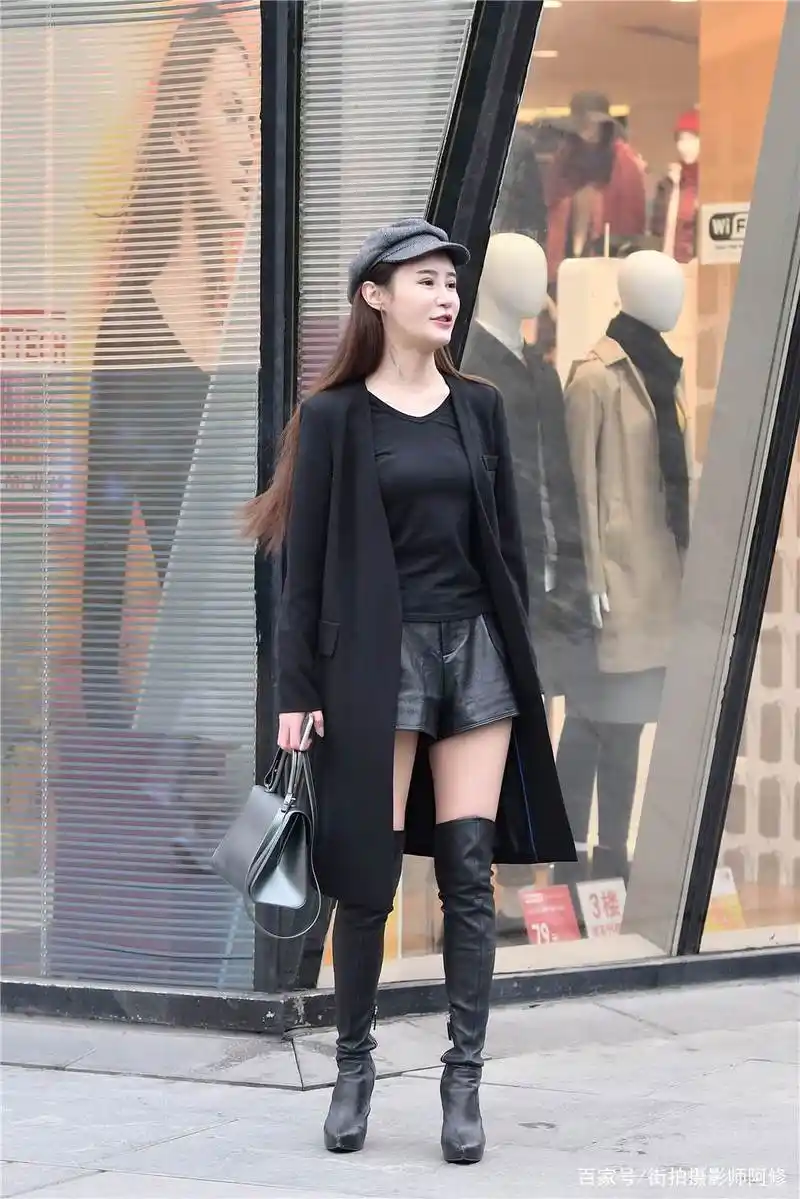 黑色细高跟过膝长靴,修身款式,搭配黑色风衣,时尚抢眼
