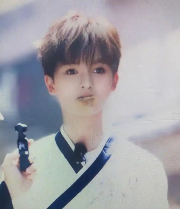 儿童滤镜风靡全网 朱正廷回归童年似混血