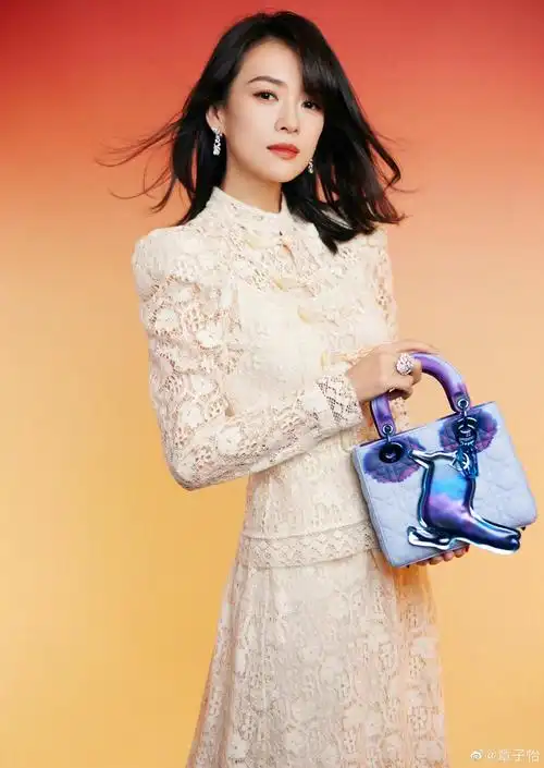 章子怡新造型太美了,穿一身白色蕾丝套装裙,精致优雅又高级