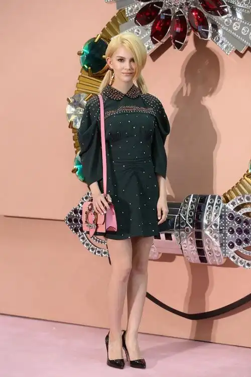 昆凌虽然颜值高但是衣品太一般了发型奇葩衣服也不普通