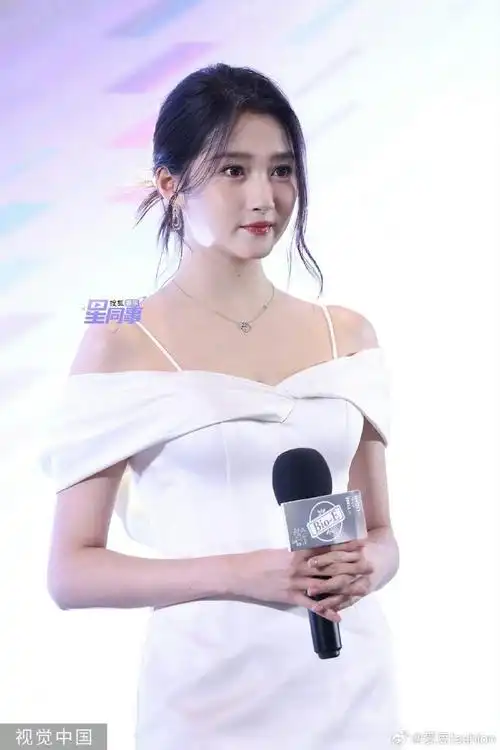 关晓彤超话#关晓彤#关晓彤上海今日活动路透一袭白色连衣裙,好美,生图