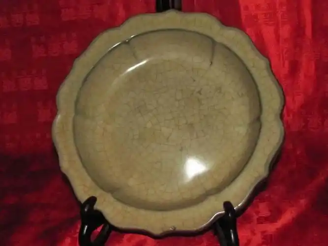 北宋官窑米黄釉葵形三如意足六棱洗