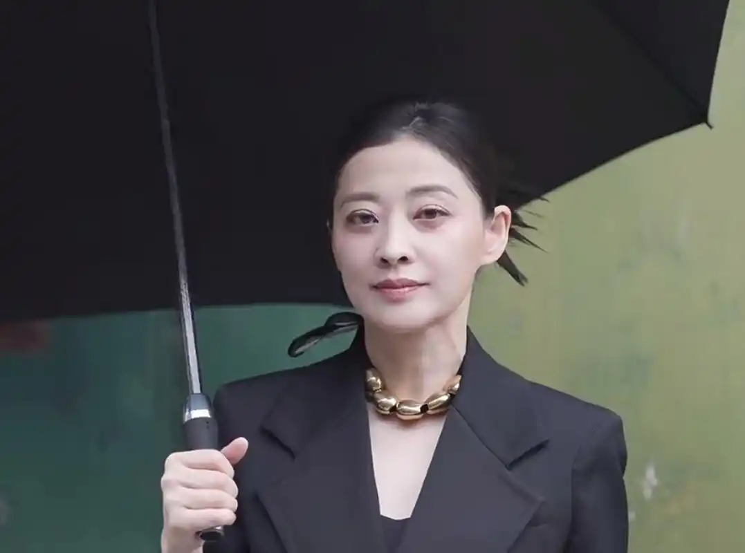 梅婷街头拍摄眼袋显疲惫,脖子上的项链抢镜,她最近工作安排比较多