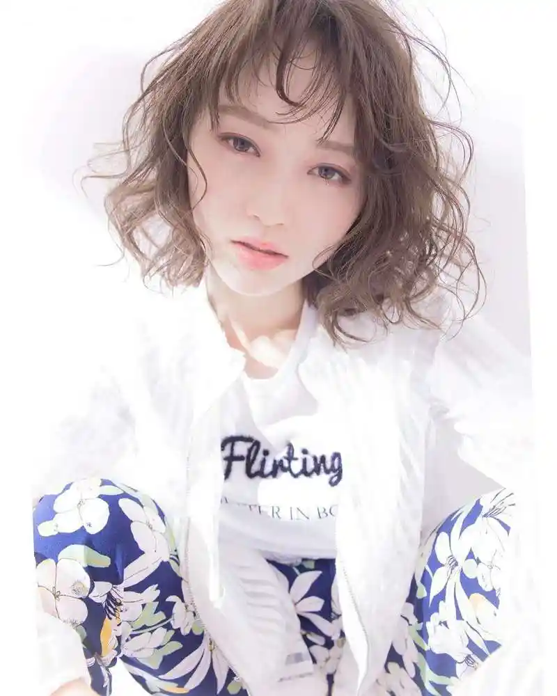 发量少又细软的女生适合什么发型?这三种发型,显发量又洋气减龄