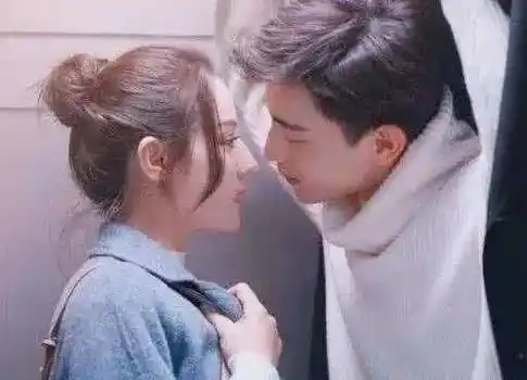 杨紫当年向他3次表白,迪丽热巴暗恋他3年,他究竟有的?