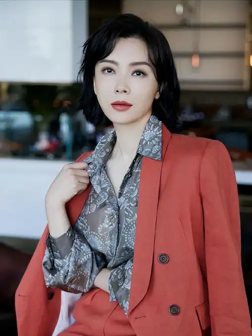 40岁的女人剪什么发型好看显年轻(40岁女人最有气质发型)(图11)