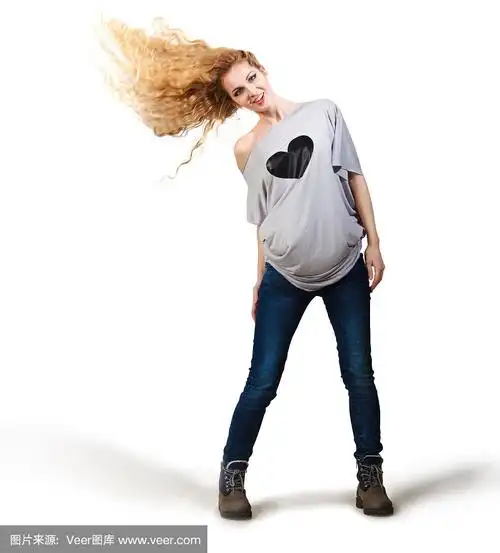 头发飘动的女人