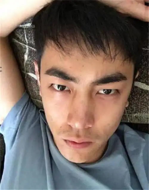 尤其是娱乐圈靠脸吃饭的明星,化妆绝对不能邋里邋遢,那卸妆为素颜的