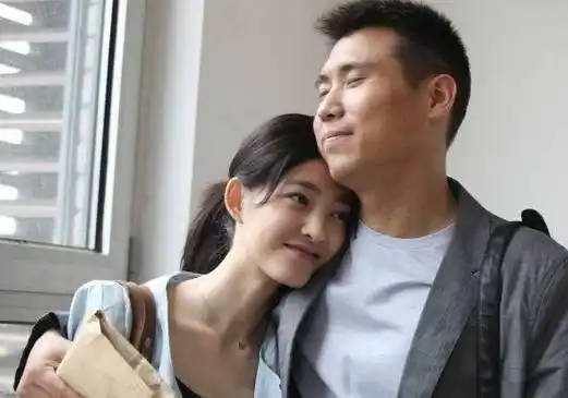 也到了适婚年龄了,所以李乃文有没有老婆也就让大家开始产生了好奇