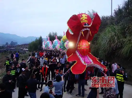 连城县姑田镇中堡村大龙在龙路游行