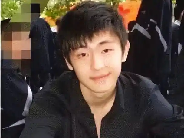 "封杀"快2年了,回首邓伦如今的处境,他很可恨,但同样很可悲