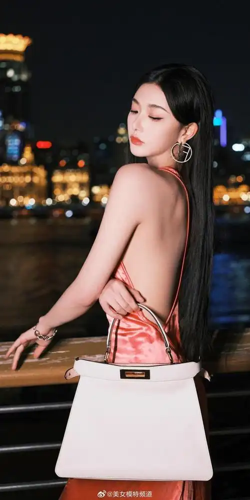 孔雪儿夜景大片粉调浪漫热烈迷人