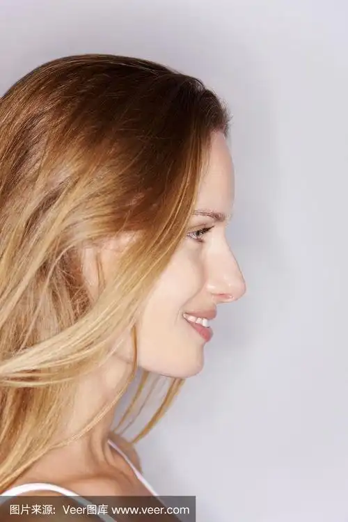 一个微笑的美丽女性的侧面图像
