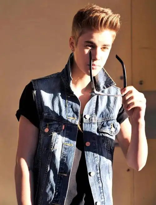 求justin bieber 1200*800像素的照片 无水印 18岁19岁时的照片 真心