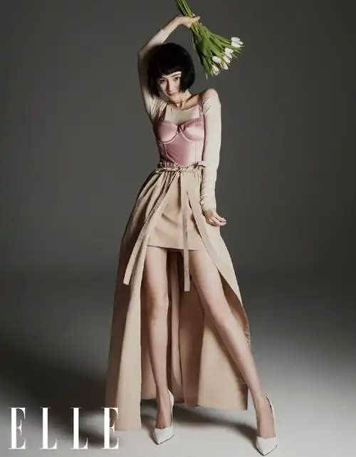 杨幂全新写真释出短发造型又御又飒