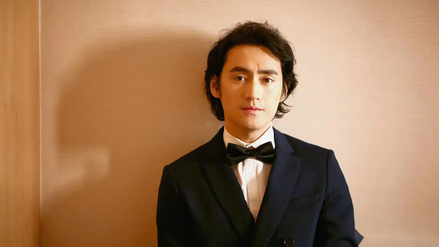 袁弘现身金鸡奖闭幕式艺术感卷发 眼神杀,经典黑西装帅气绅士.