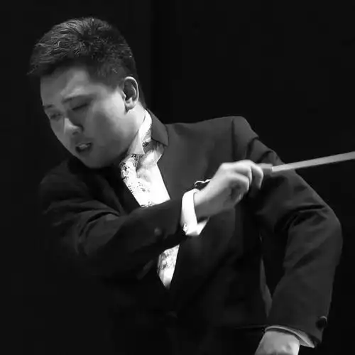 著名指挥家,教育家李心草先生"当今乐坛最受瞩目的青年指挥家之一"金