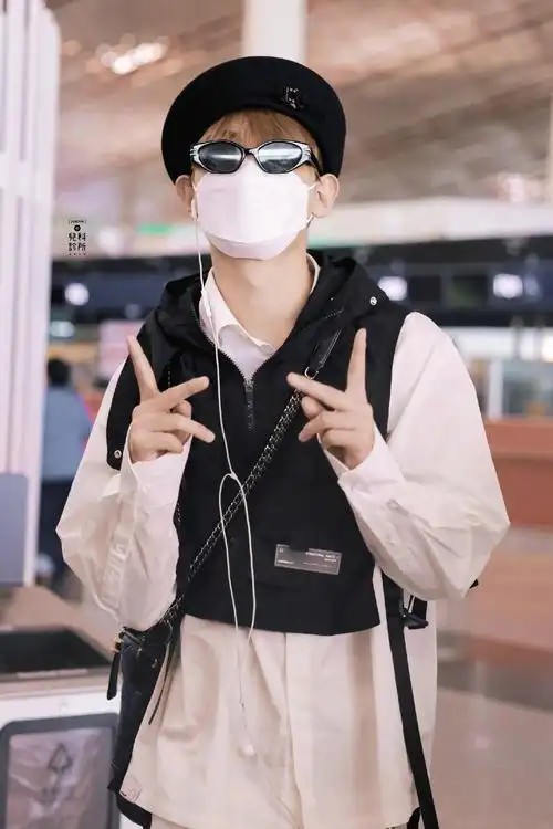 黄明昊今日机场饭拍 是贝雷帽贾!