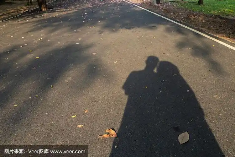 情人的影子在花园里.