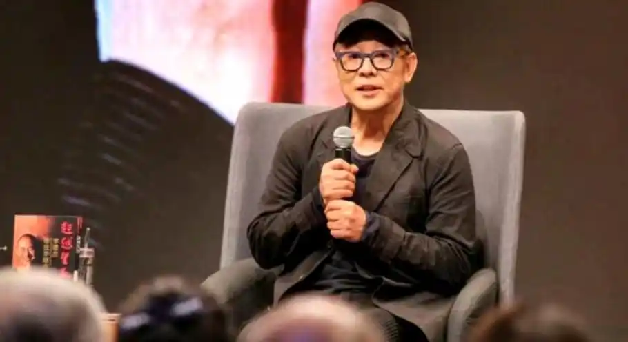 60岁李连杰消瘦露面宣传新书书中曝小女儿7岁患抑郁令他很无助