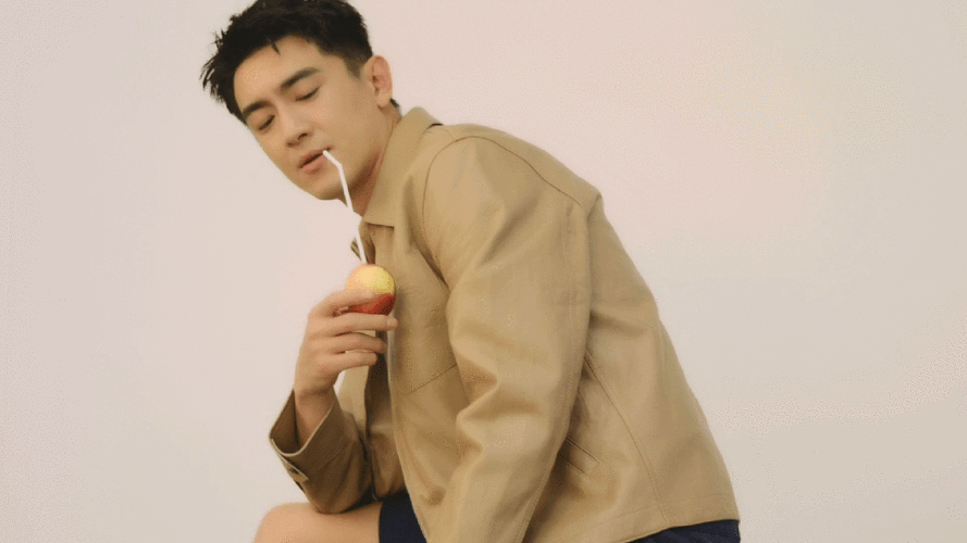 当看到林更新手拿大串香蕉的那刻,才明白他的生图出圈不是没理由