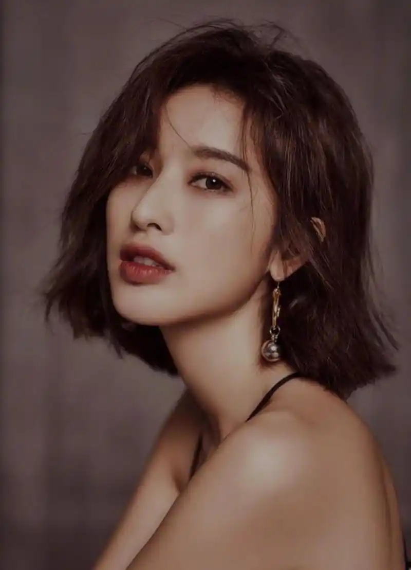 高挑美女演员张俪,貌美身材好,性感美照集锦