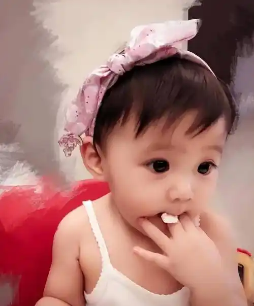 林心如和霍建华的女儿小海豚,酷似哪明星,调皮可爱模样引发热议_五官