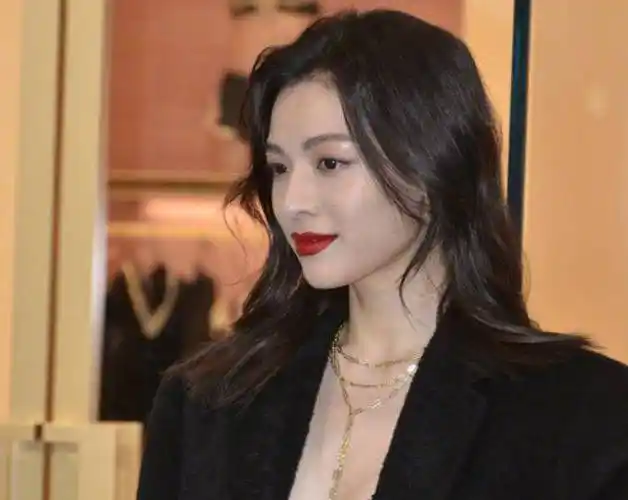 钟楚曦亮相活动现场,生图颜值堪比精修,不过这腿是认真的?