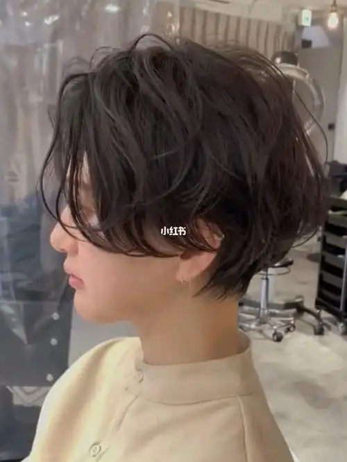 爆款短发发型纹理跟法式刘海后呼应