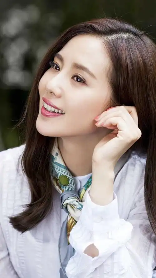 三: 刘诗诗的气质我也很喜欢,感觉她以后即使到了40岁,应该还是会很有