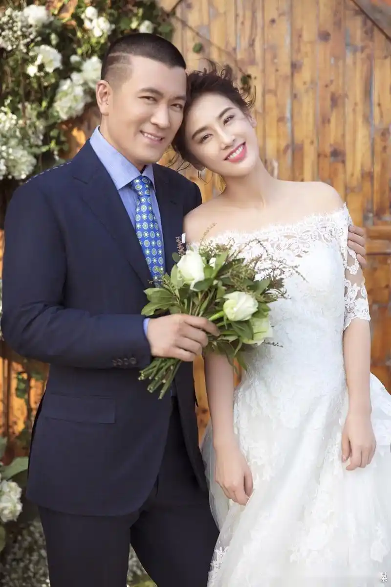 结婚照 杨子,黄圣依在纪念结婚十周年之际,近期拍摄了一组唯美婚纱照