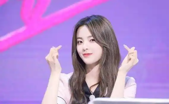 原创关晓彤撞衫杨超越相差一岁差别大年纪小就是有优势你更喜欢谁