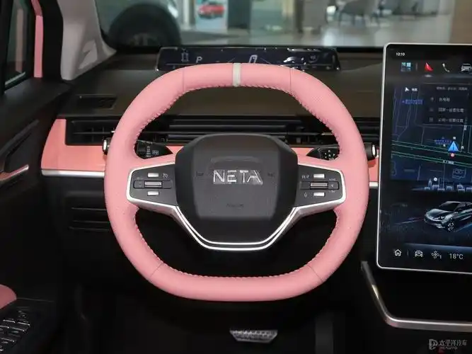 哪吒v内饰造型走了年轻路线,中控台运用对称式的设计,内饰以红黑双色