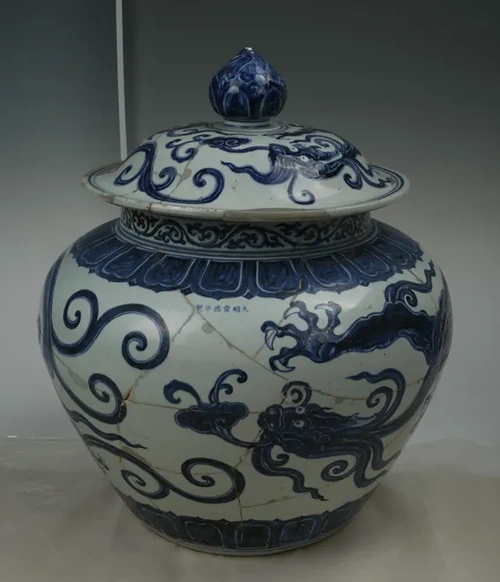 源源不断地为宫廷烧造了大量品质精良,种类繁多,纹饰精美的瓷器,对