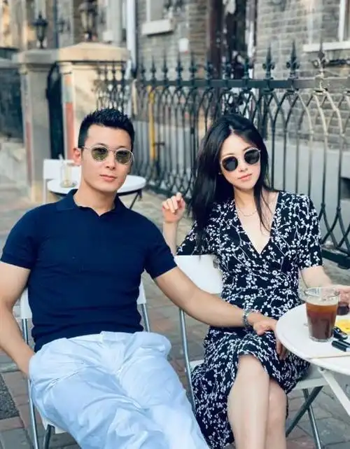 关注她的网友都知道朱珠参与录制了新一季《浪姐》,所以,老公便主动