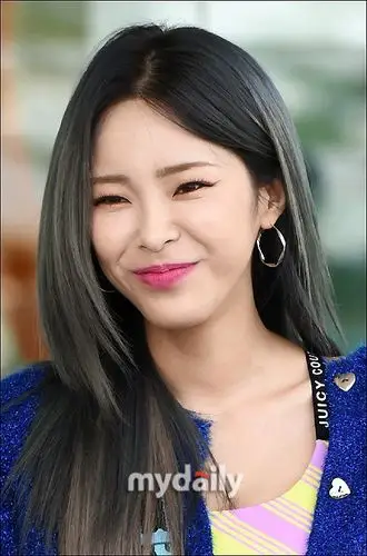 韩国女歌手heize飞往巴黎拍写真:蓝色外套 牛仔裤!接受媒体采访拍照