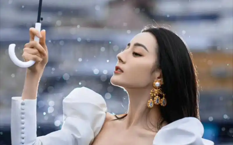 热巴这组时尚大片拍的太有氛围了!