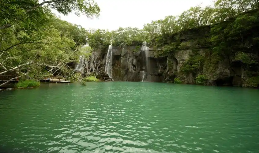 翡翠般碧绿的绿渊潭,湖面光洁如镜,有拥抱它的欲望