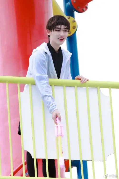 丁程鑫湿发发带造型花絮照