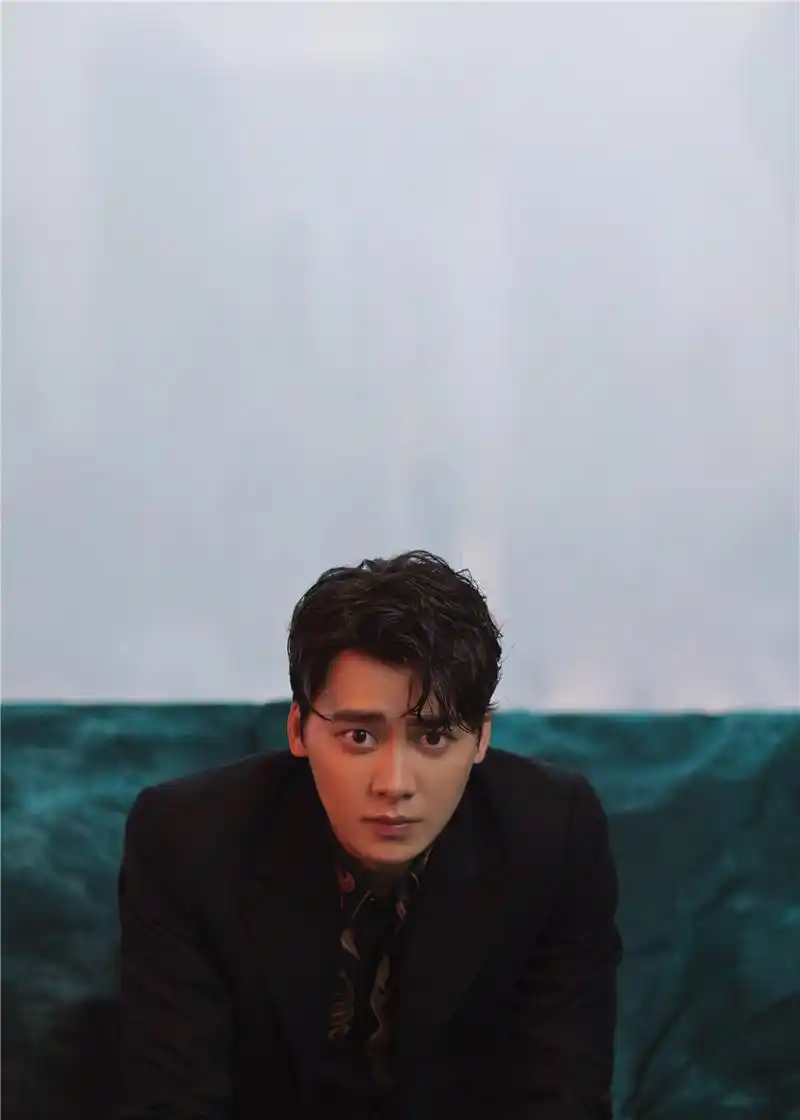 李易峰首度挑战vlog 时尚盛典耿直晒屏保