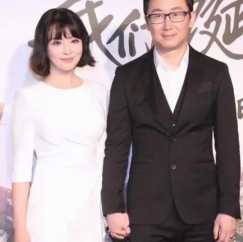 弃保研进央视的主持人胡蝶,嫁给大12岁秦岚初恋,如今