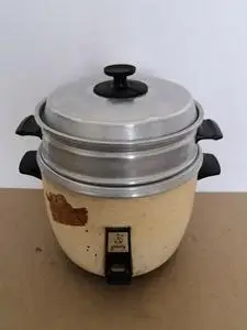 三角牌电饭锅 90年的产品,没什么实用价值了,适合做影视道具