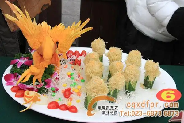 在学校时他们会经常举办一些热菜,创新菜肴,拼盘大赛检验同学们的学习