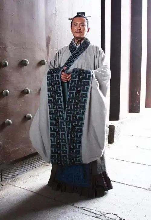 先秦男子服装主要特点都是上衣和下衣连在一体,右衽,窄袖,长至脚踝