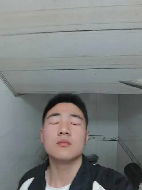 我不想说话,扁头,导致脸大,头的两边特别宽,所以半