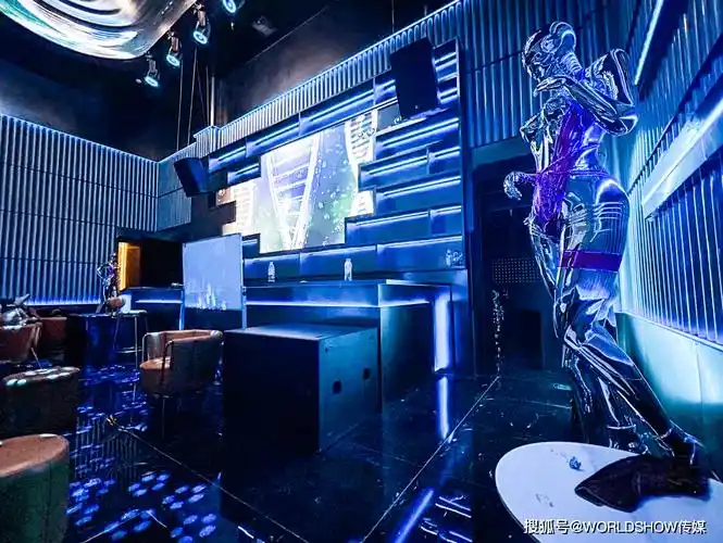 the future酒吧在有限的空间内发挥着对空间的想象力和创造力,在这里