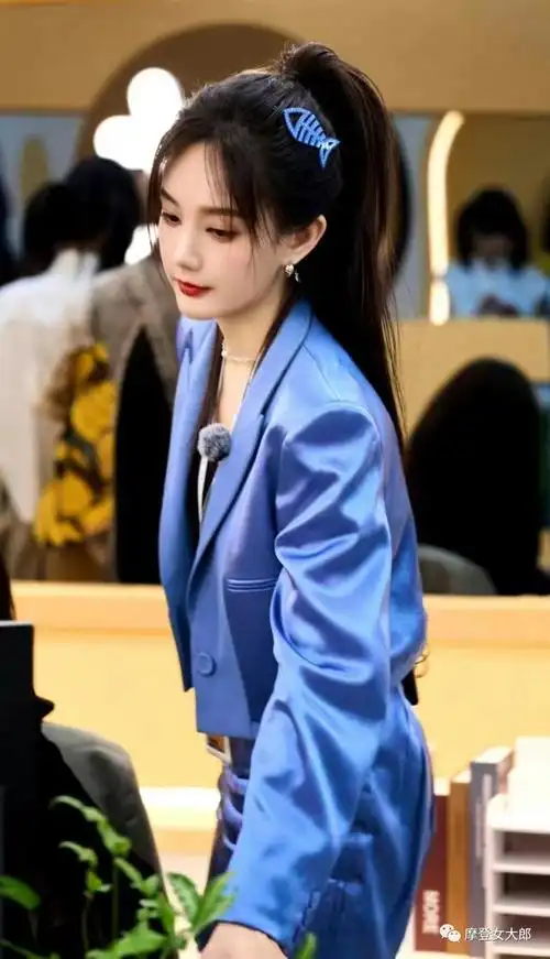 李一桐在综艺节目《女子推理社》里的蓝色西装套装搭配备受瞩目.