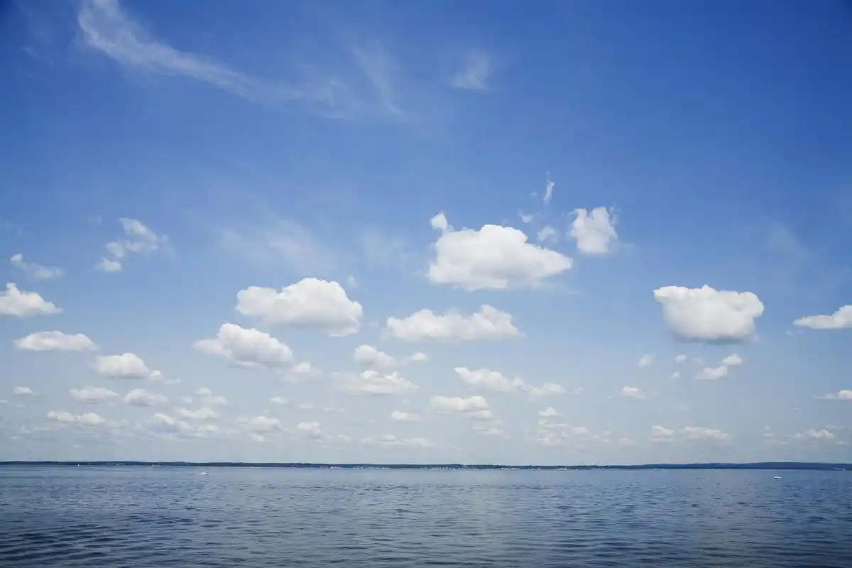 蓝天.图片来源于视觉中国