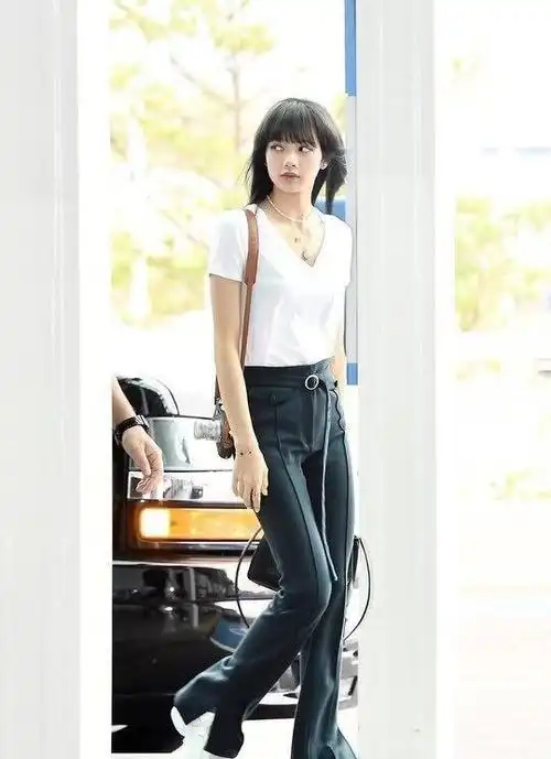 lisa今日街拍白t与喇叭裤配以荧光指甲油深色中长发利落乖巧