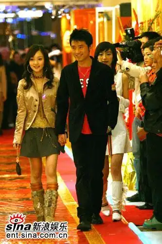图文:《南方盛典》--李小璐和任泉走红地毯